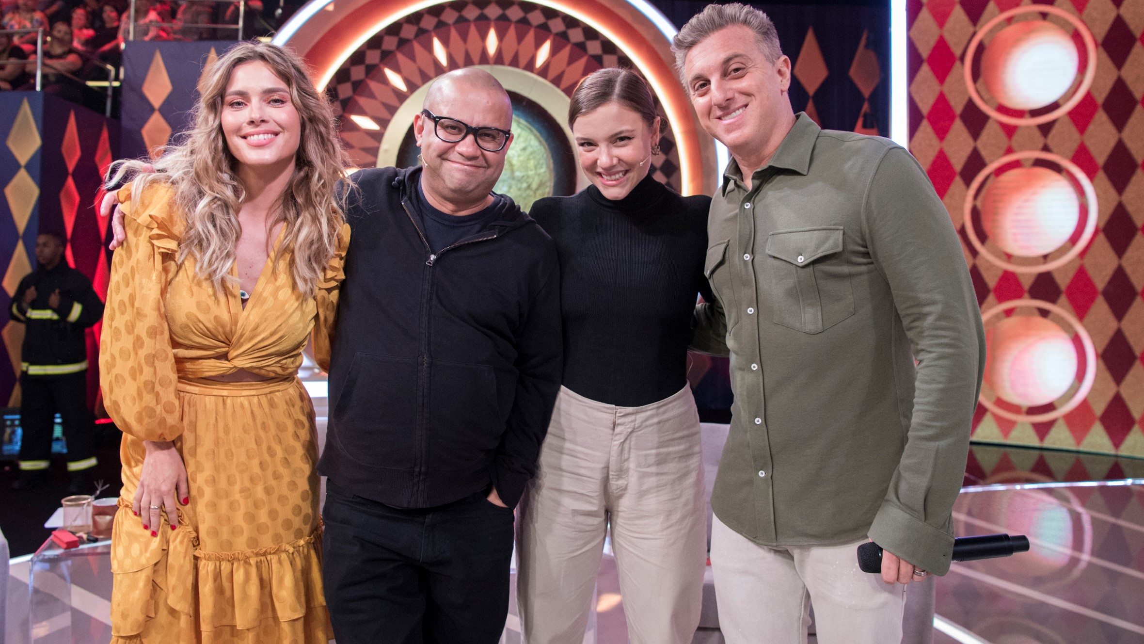 Carolina Dieckmann, Welder Rodrigues e Alice Wegmann posam com Luciano Huck