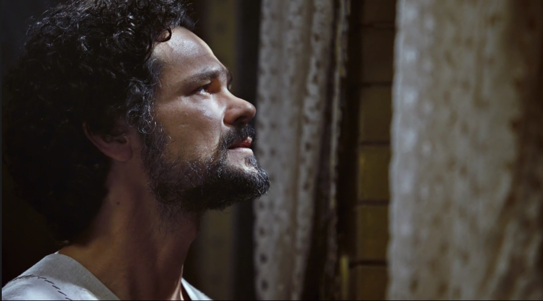 Daniel (Gabriel Gracindo) ora para Shamiran (Gabriela Moreyra) em O Rico e Lázaro