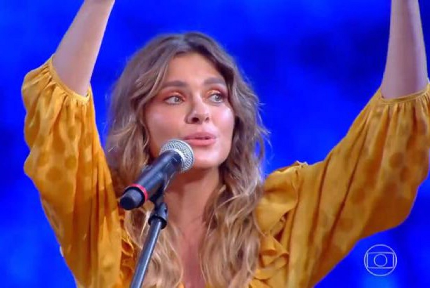 Carolina Dieckmann desagrada a web ao cantar no Caldeirão do Huck