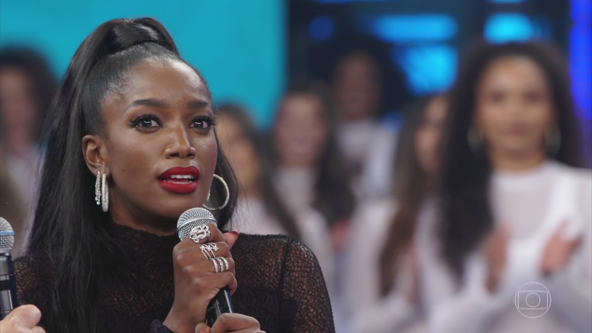 Iza participa do Arquivo Confidencial no Domingão do Faustão