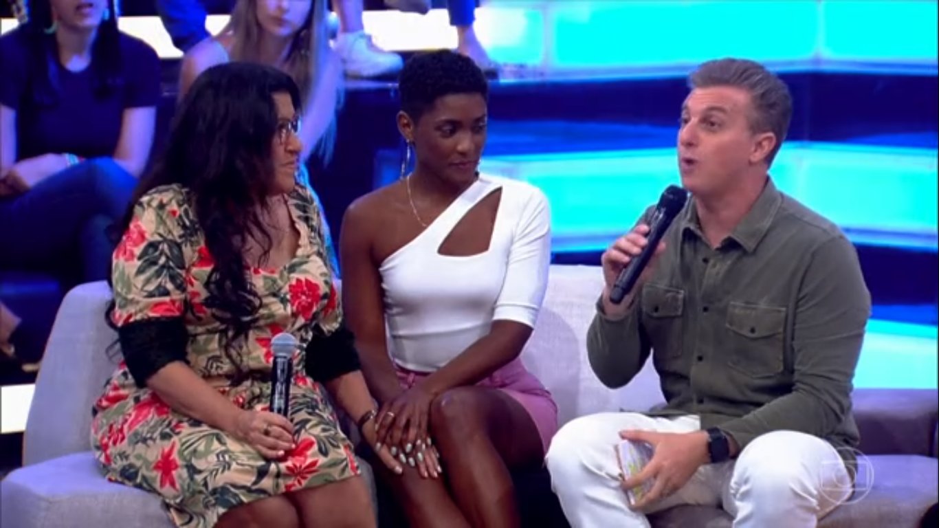 Lurdes (Regina Casé)e Marina (Erika Januza) em participação no Caldeirão do Huck em Amor de Mãe