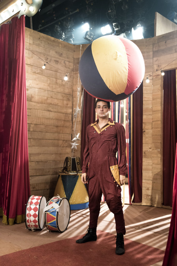 Zeca (Eduardo Sterblitch) no circo em Éramos Seis