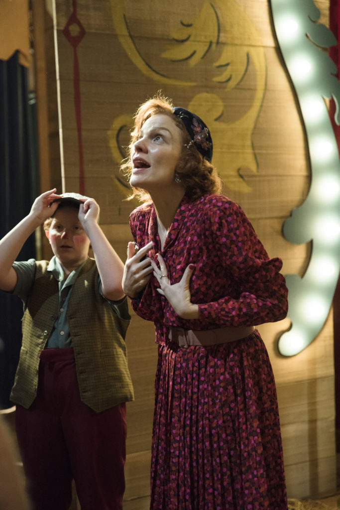 Olga (Maria Eduarda de Carvalho) se aproxima de Zeca (Eduardo Sterblitch) e pede pra ele desistir em Éramos Seis