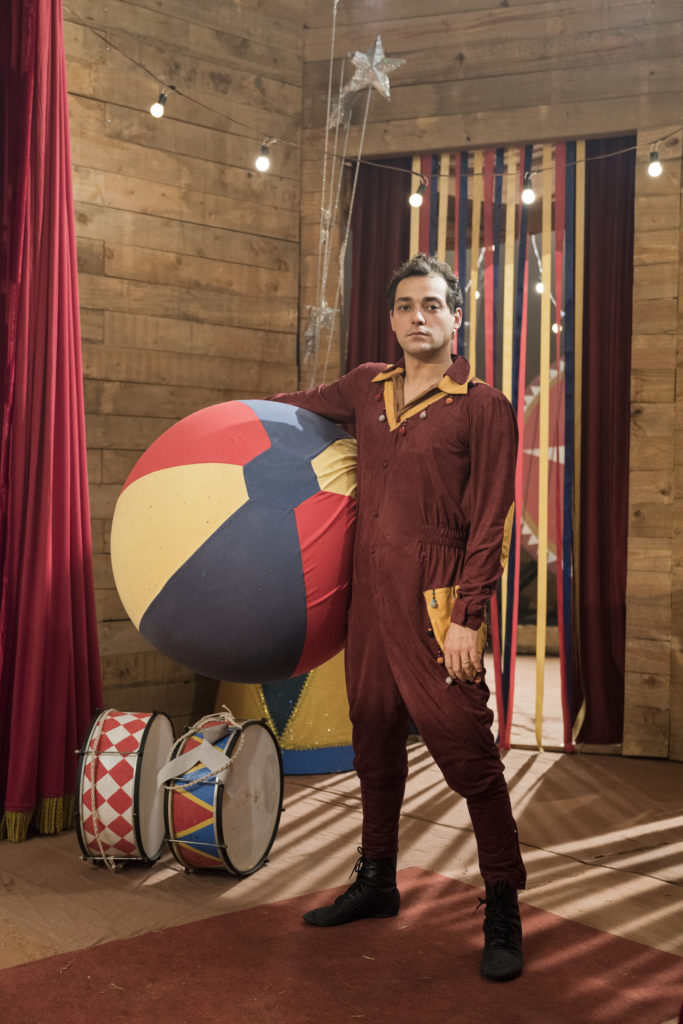Zeca (Eduardo Sterblitch) no circo em Éramos Seis