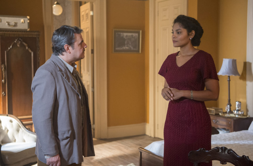 Após Shirley (Barbara Reis) aparecer de surpresa no aniversário da filha, Inês (Carol Macedo), Afonso (Cássio Gabus Mendes) vai conversar com ela para entender o que quer com o retorno em Éramos Seis. 