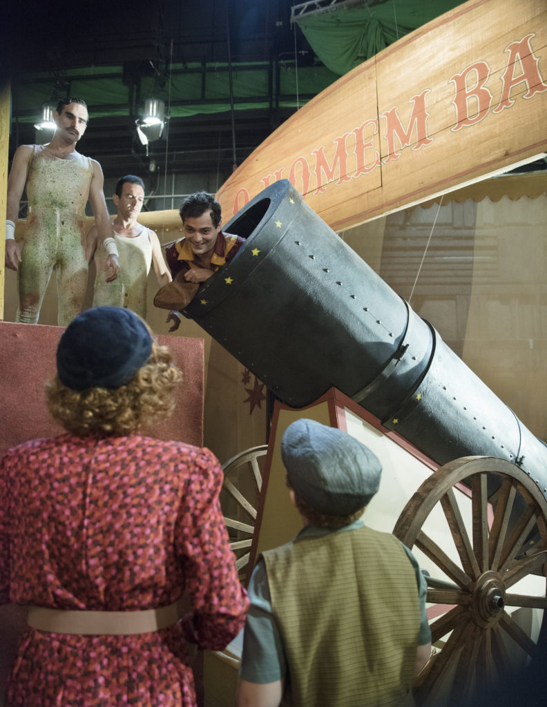 Olga (Maria Eduarda de Carvalho) se aproxima de Zeca (Eduardo Sterblitch) e pede pra ele desistir Em Éramos Seis