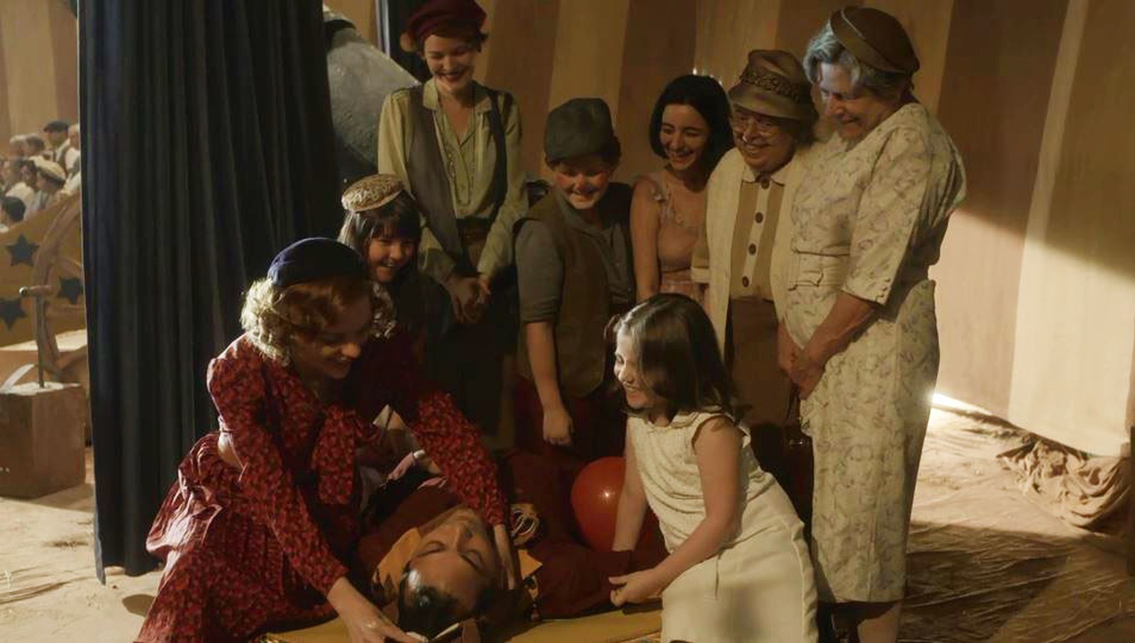 Família de Zeca (Eduardo Sterblitch) o socorre em Éramos Seis