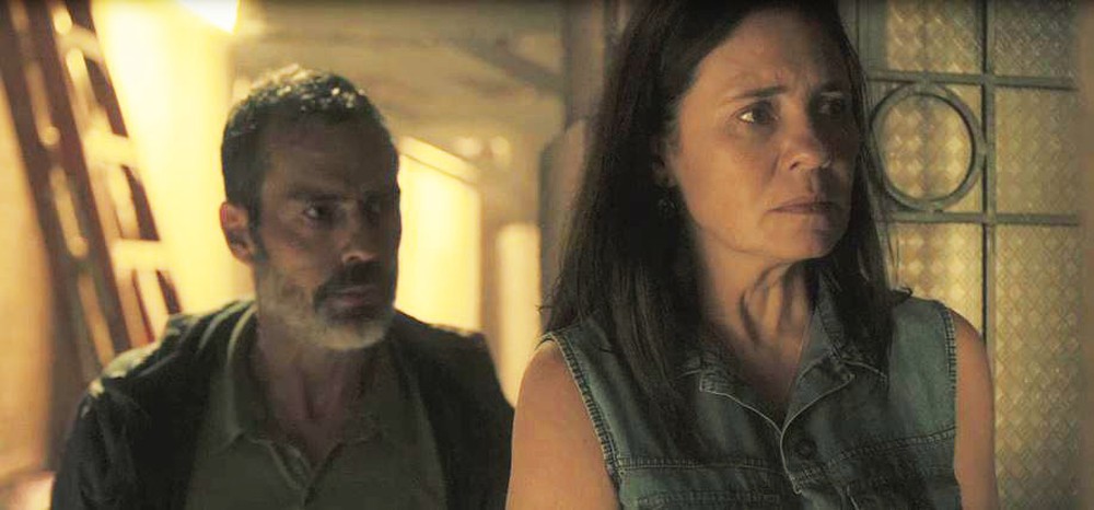 Gabo (Felipe Duarte) e Thelma (Adriana Esteves) de Amor de Mãe