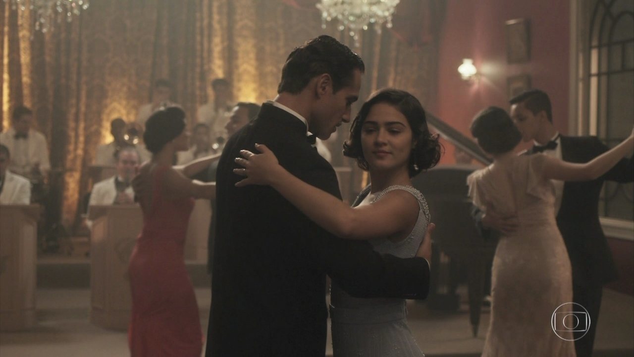 Isabel (Giullia Buscacio) e Felício (Paulo Rocha) em Éramos Seis