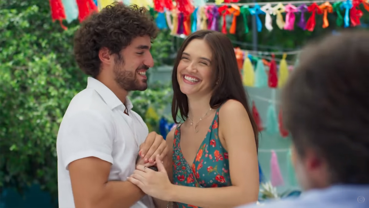 Juan (José Condessa) e Luna (Juliana Paiva) em Salve-se Quem Puder