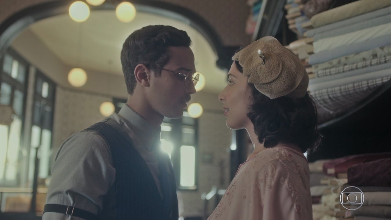 Julinho (André Luiz Frambach) e Soraia (Rayssa Bratillieri) em Éramos Seis