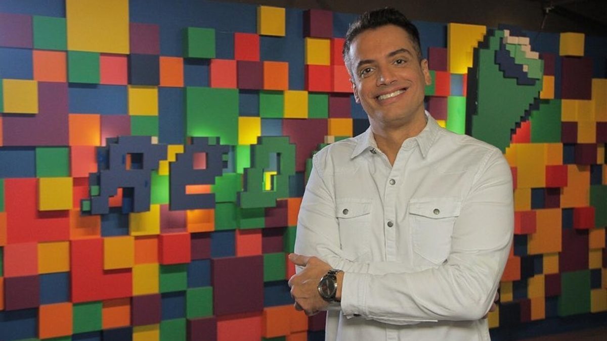 Leo Dias implanta nova identidade ao Bastidores do Carnaval da RedeTV! (Reprodução: Instagram)