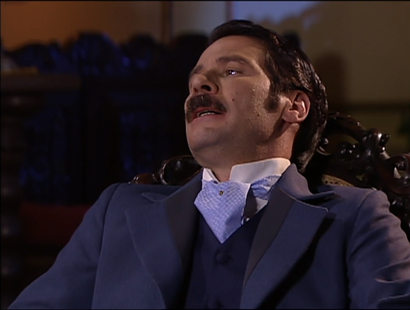 Leôncio (Leopoldo Pacheco) passa a noite de Natal sozinho em A Escrava Isaura