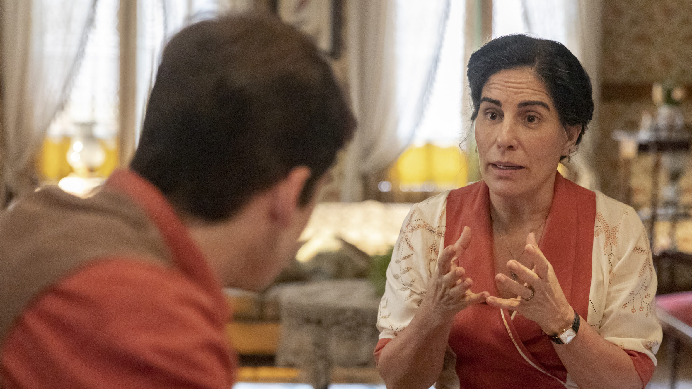 Lola (Gloria Pires) pede a Alfredo (Nicolas Prattes) que se afaste de Adelaide (Joana de Verona) em Éramos Seis