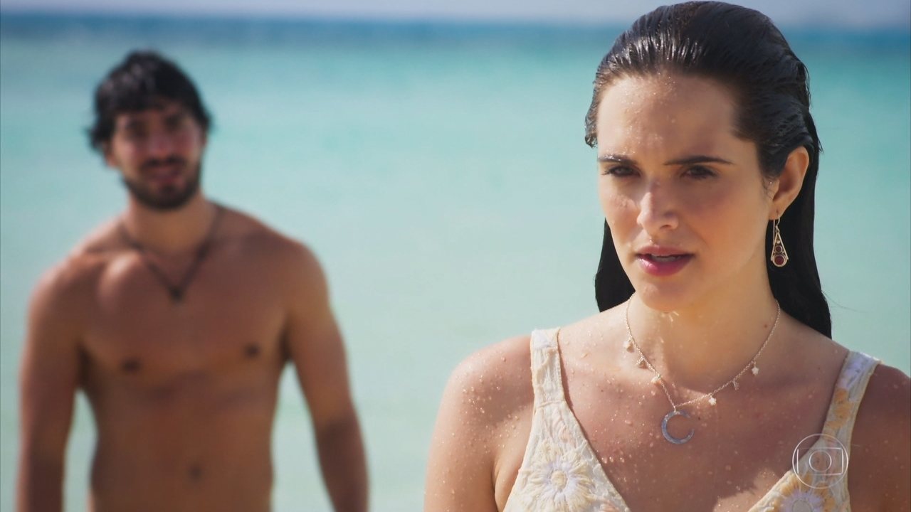 Luna (Juliana Paiva) e Juan (José Condessa) em Salve-Se Quem Puder