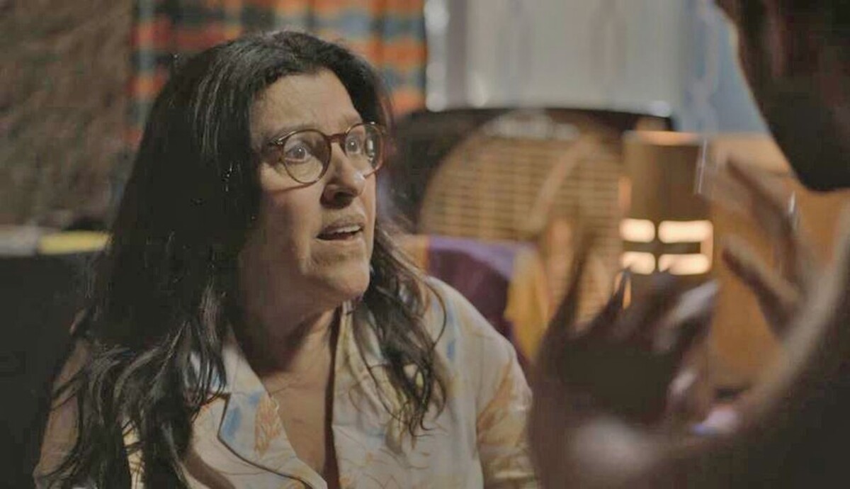 Lurdes (Regina Casé) de Amor de Mãe