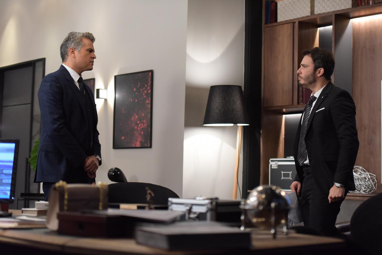 Ramiro (Juan Alba) confrontando Tobias (Thiago Rodrigues) em Amor Sem Igual