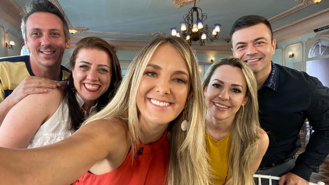Ticiane Pinheiro com os participantes do primeiro episódio da segunda temporada do Troca de Esposas