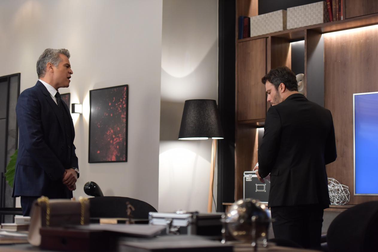 Ramiro (Juan Alba) confrontando Tobias (Thiago Rodrigues) em Amor Sem Igual