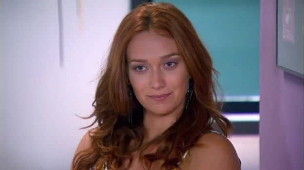 Maria Pinna como Regina em Cúmplices de um Resgate (Reprodução / Vimeo)