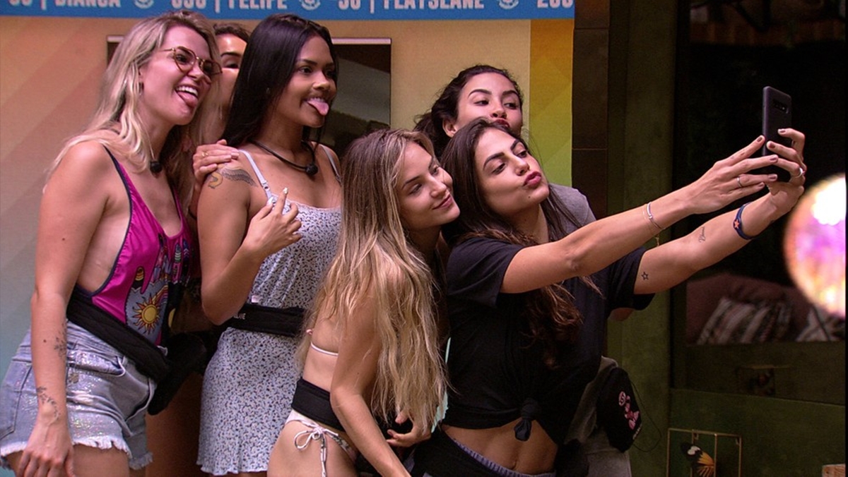 Participantes do BBB 20 fazem selfie (Reprodução/TVGlobo)