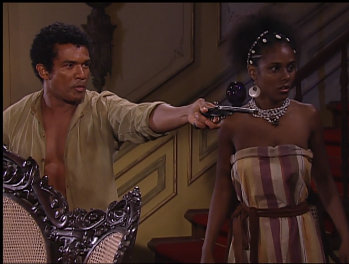 André (Deo Garcez) e Moleca (Bárbara Garcia) invadem fazenda de Leôncio (Leopoldo Pacheco) em A Escrava Isaura