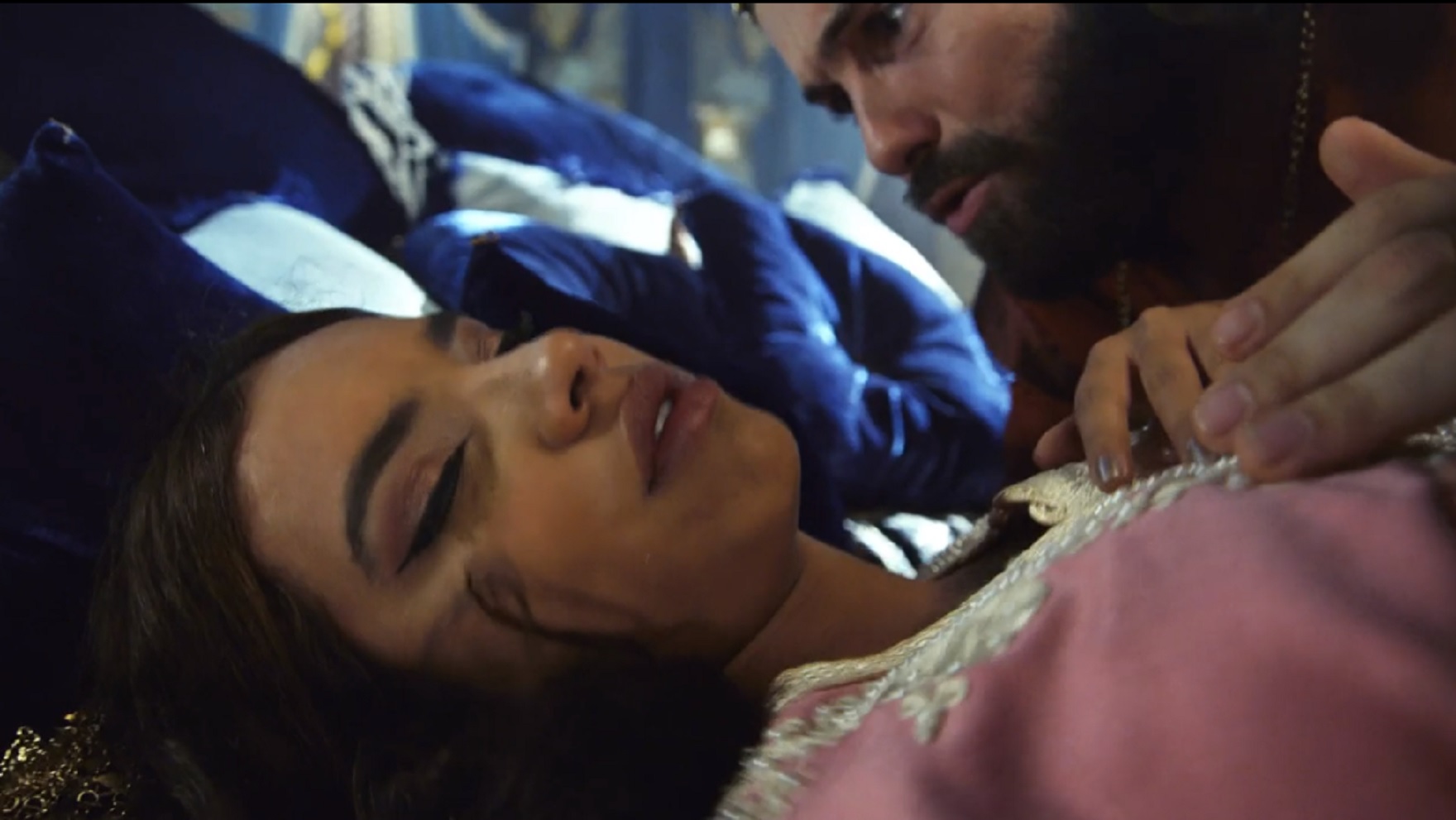Shamiran (Gabriela Moreyra) desmaia após ritual de Sammu (Christine Fernandes) em O Rico e Lázaro