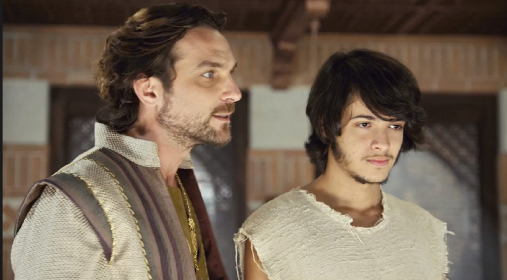 Zac (Igor RIckl) ameaça Lior (Eduardo Mello) em O Rico e Lázaro