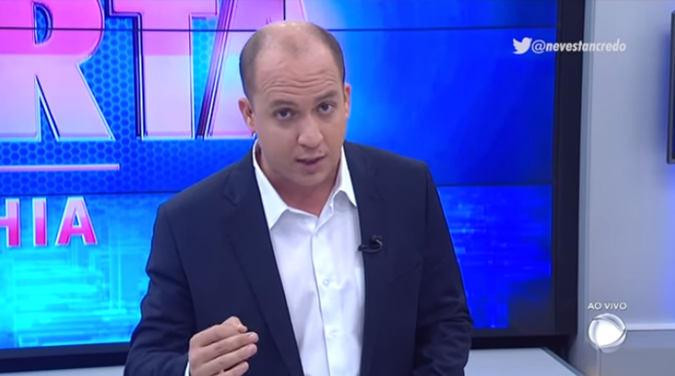 Bruno Sales como apresentador interino do Cidade Alerta BA, na TV Itapoan, afiliada da Record TV em Salvador
