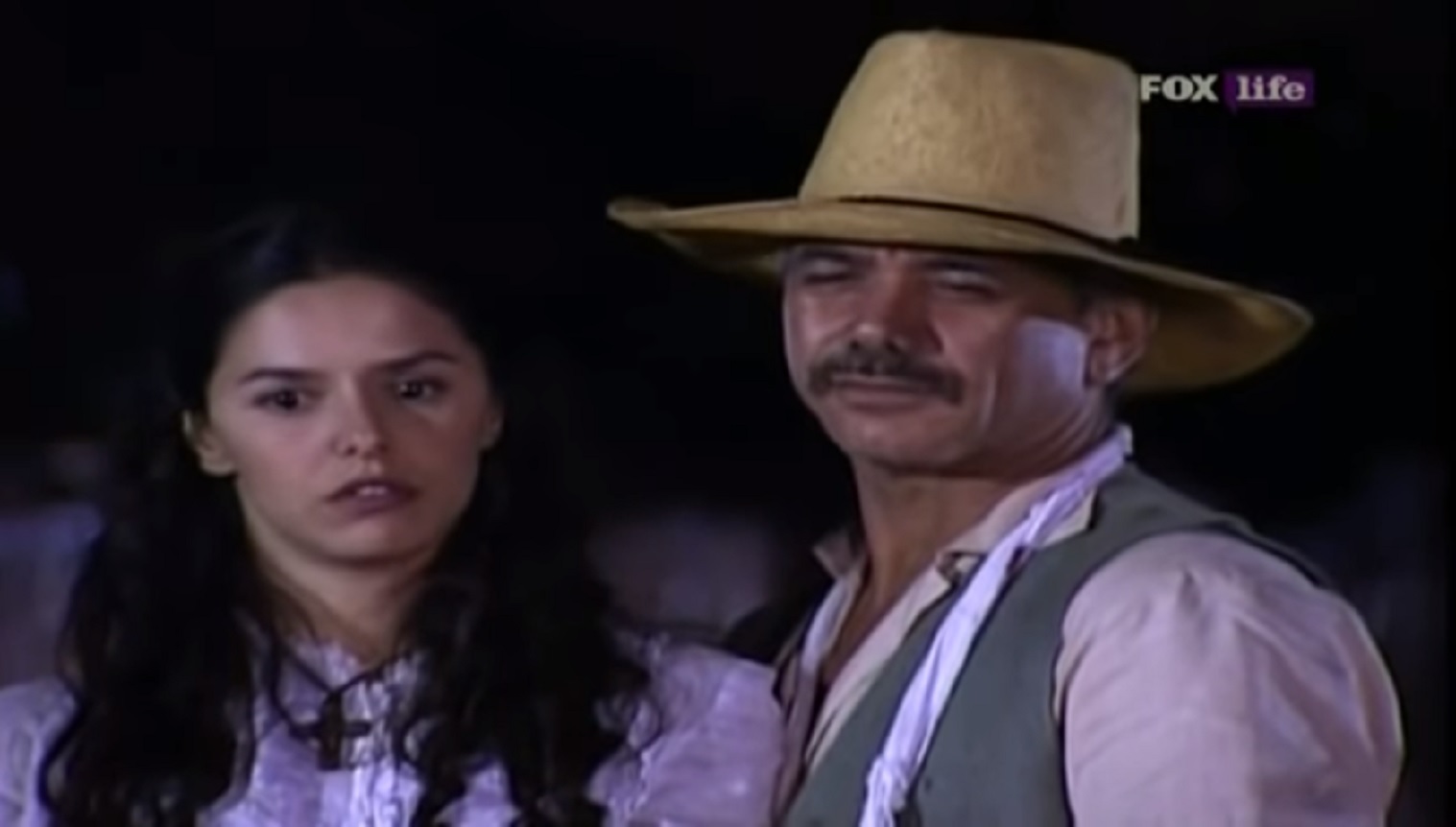 Isaura e o pai decidem fugir do quilombo em A Escrava Isaura