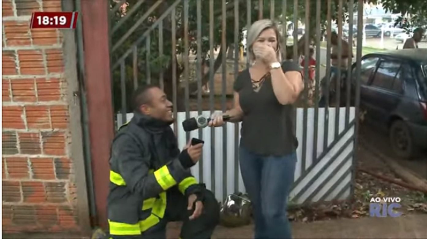 Repórter Dayane Enz é pedida ao vivo em casamento durante reportagem