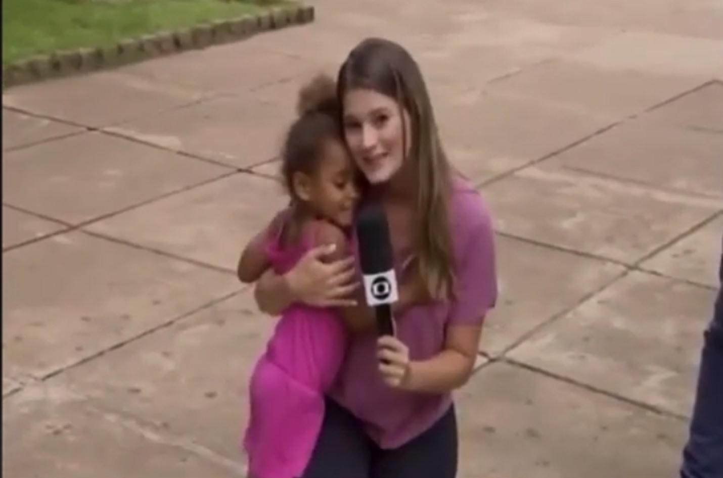 Marcela Mesquita, repórter da TV Integração, afiliada da TV Globo, interrompe link após momento de fofura no MG1