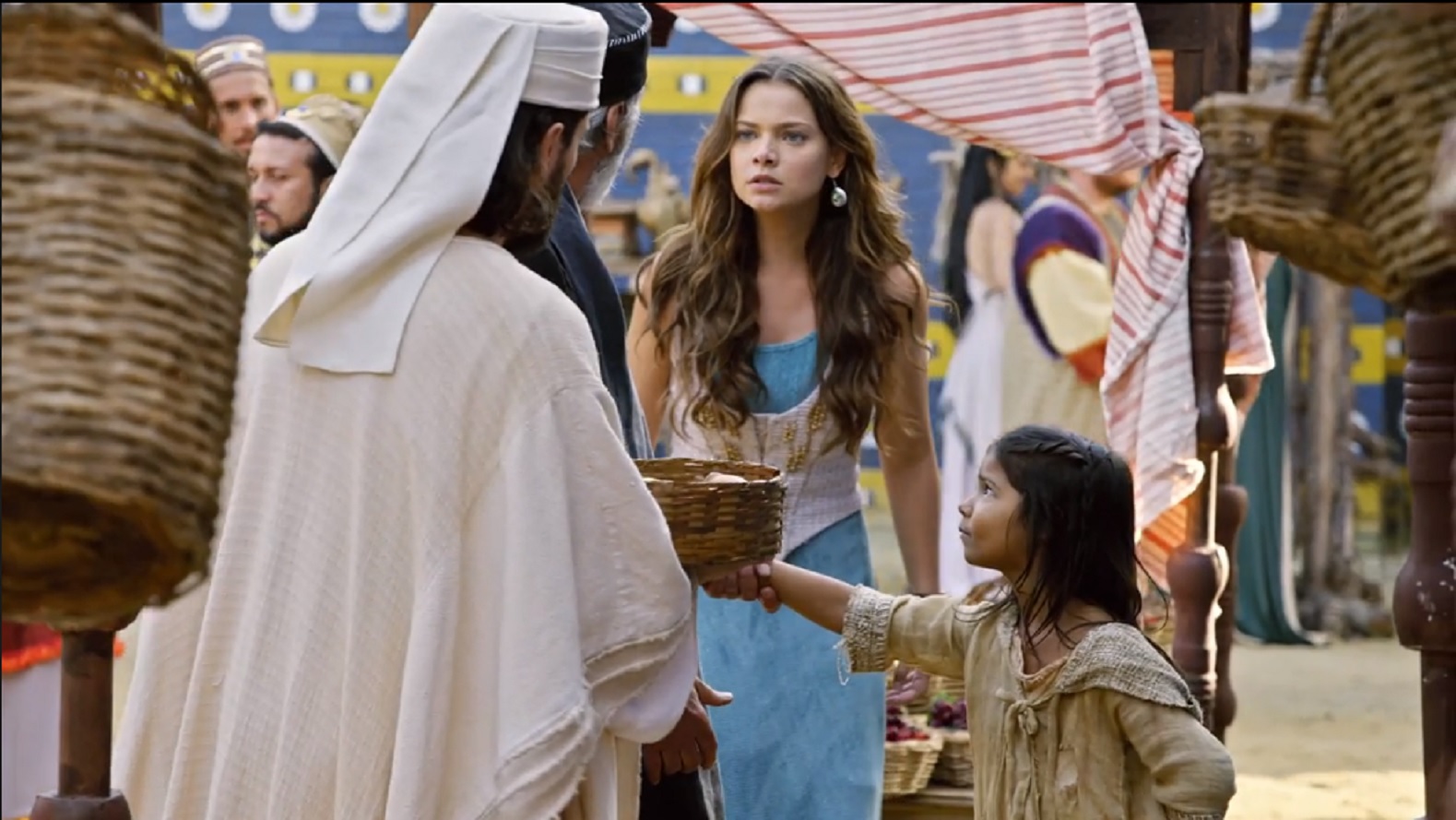 Joana (Milena Toscano) enfrenta Fassur (Zé Carlos Machado) em O Rico e Lázaro