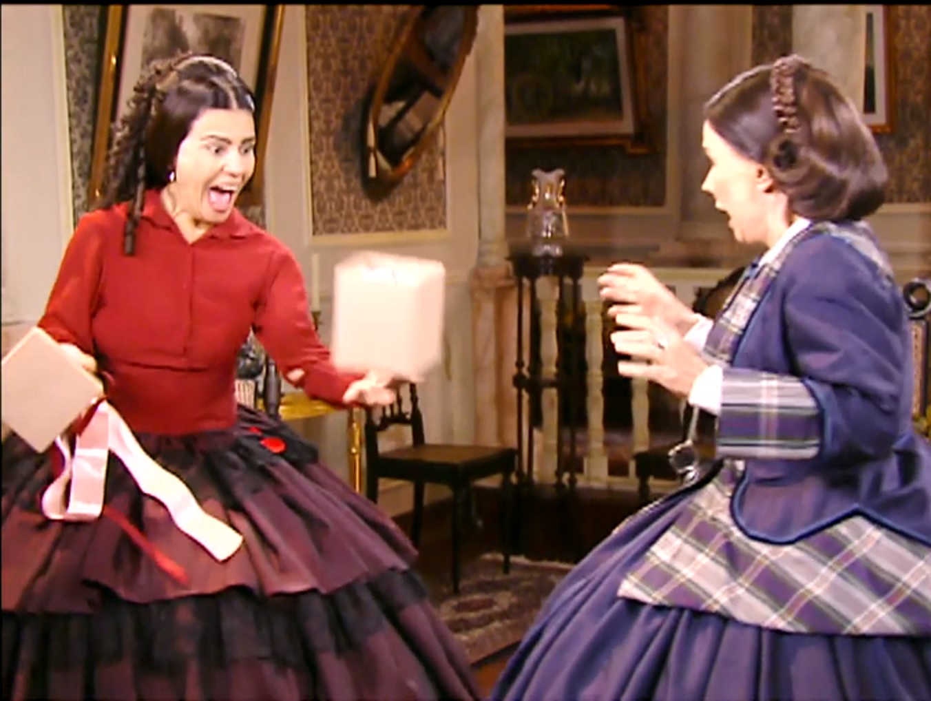 Tomásia (Mayara Magri) e Gioconda (Miriam Mehler) se assustam com aranha em caixa surpresa em A Escrava Isaura
