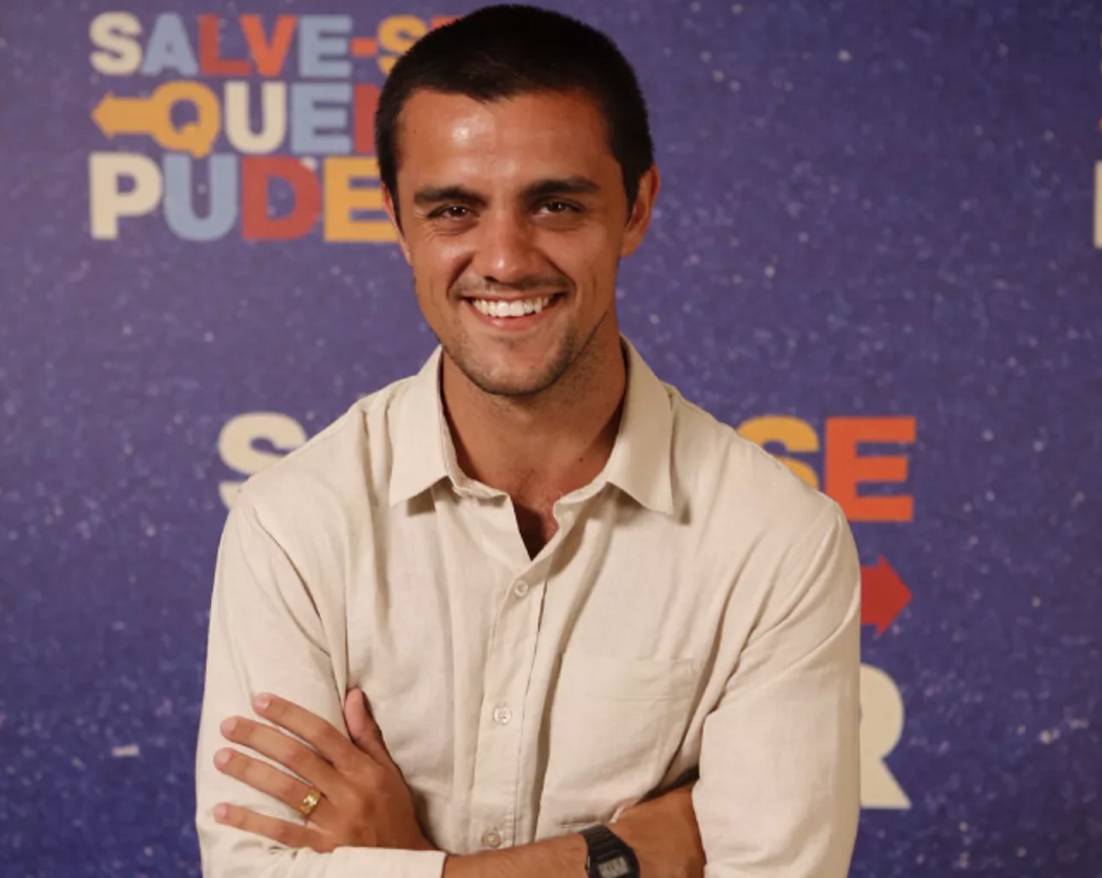 Felipe Simas é Téo Santamarina em Salve-se Quem Puder