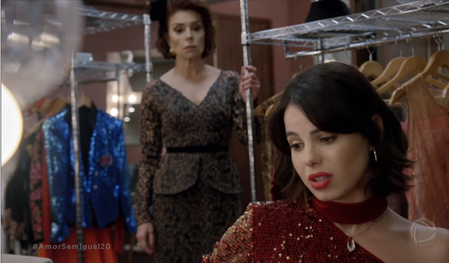 Olympia (Françoise Forton) e Donatella (Stephany Brito) em Amor Sem Igual