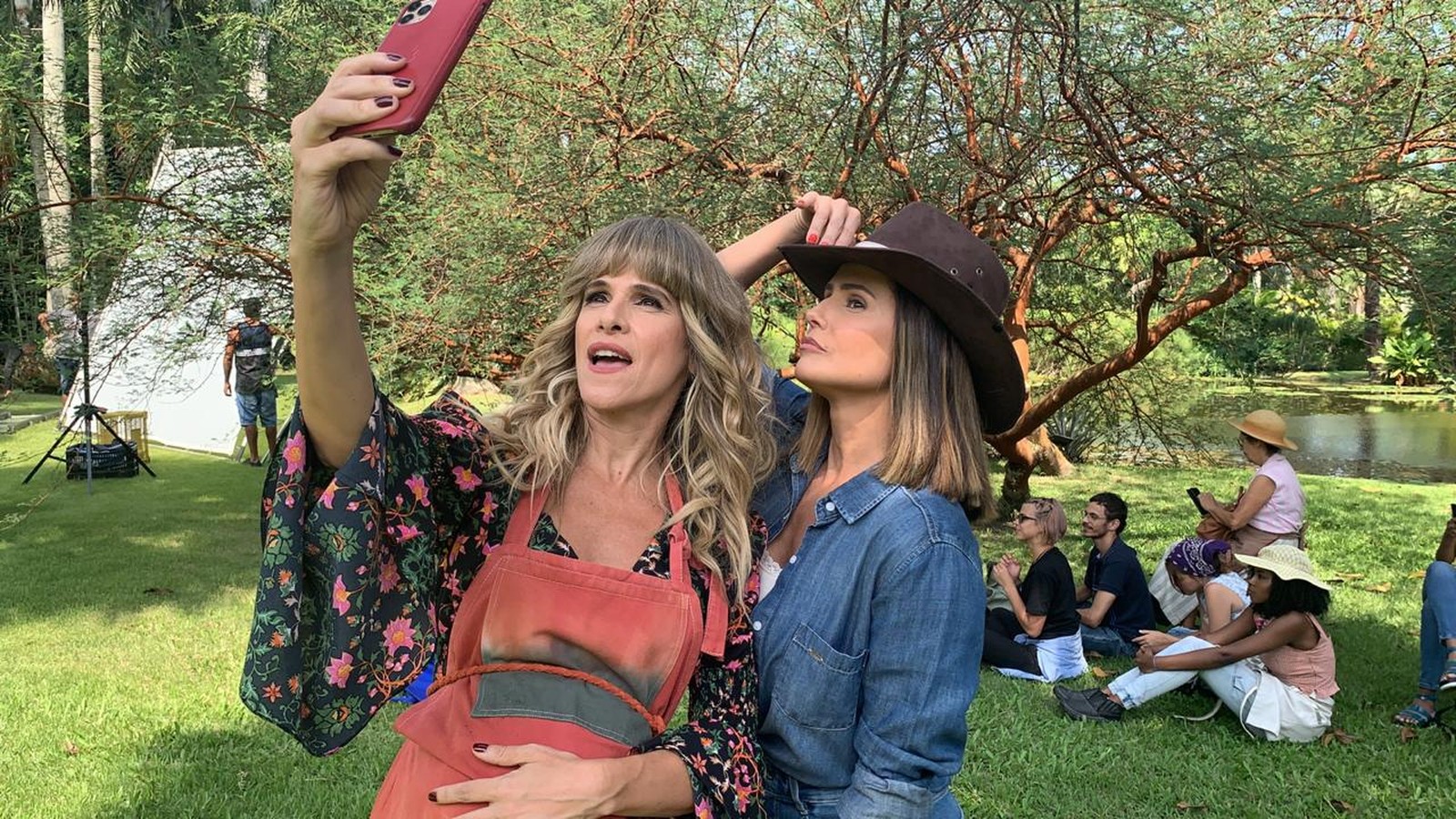 Silvana Nolasco (Ingrid Guimarães) e Alexia (Deborah Secco) em Bom Sucesso