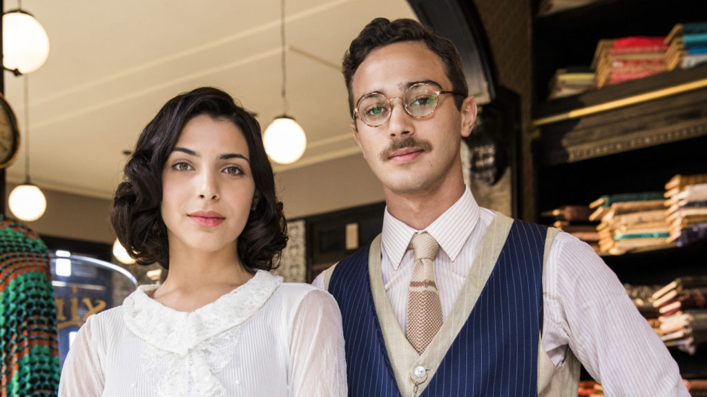 Julinho (André Luiz Frambach) e Soraia (Rayssa Bratillieri) em Éramos Seis