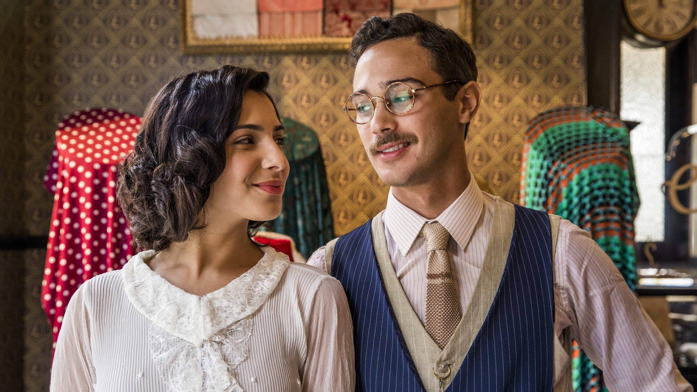 Julinho (André Luiz Frambach) e Soraia (Rayssa Bratillieri) em Éramos Seis