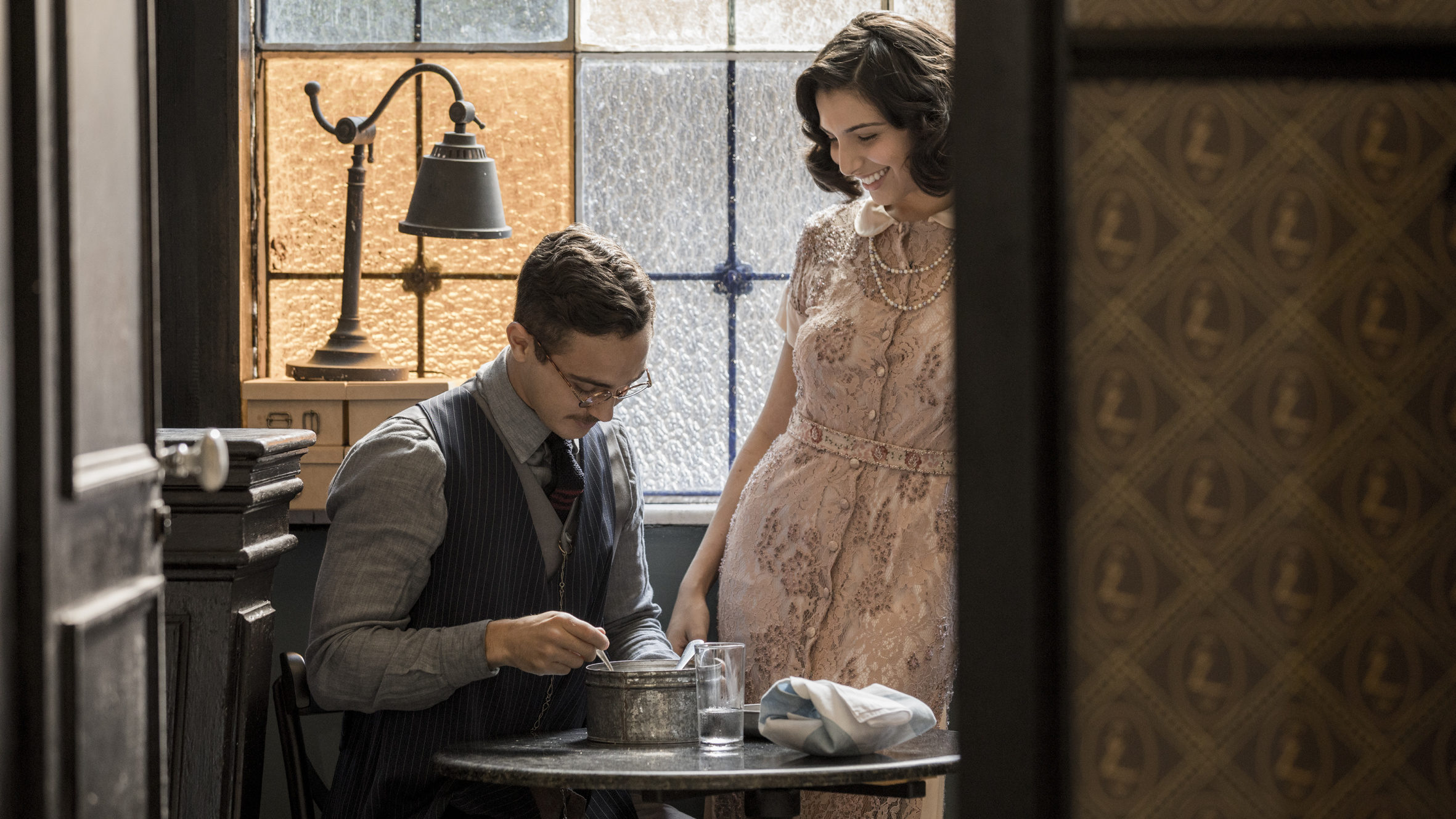 Julinho (André Luiz Frambach) e Soraia (Rayssa Bratillieri) em Éramos Seis