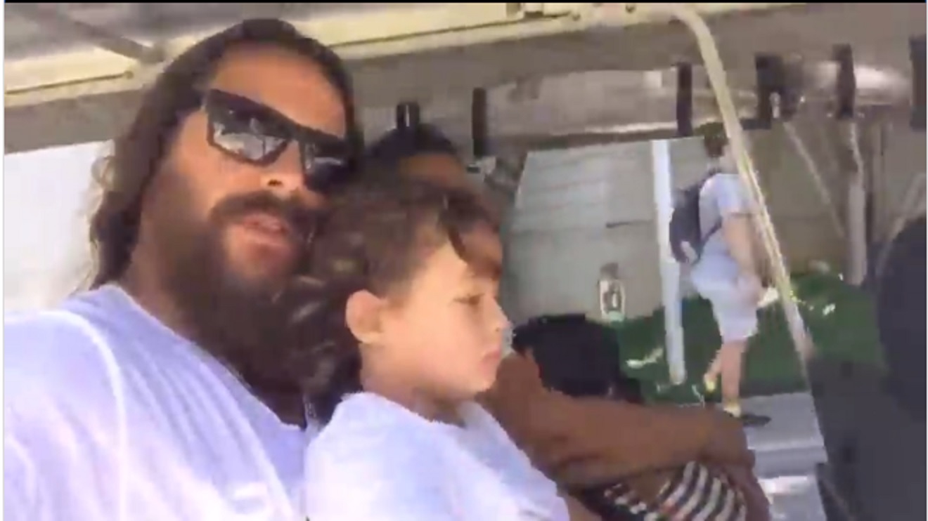 Theo Becker com o filo Thor nos bastidores de Nos Tempos do Imperador