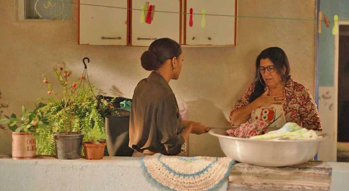 Vitória (Taís Araújo) e Lurdes (Regina Casé) de Amor de Mãe
