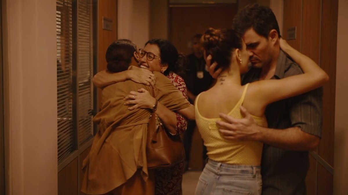 Vitória (Taís Araújo), Lurdes (Regina Casé), Magno (Juliano Cazarré) e Betina (Isis Valverde) de Amor de Mãe