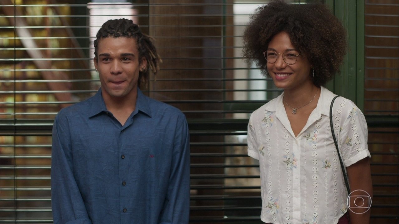 Waguinho (Lucas Leto) e Alice (Bruna Inocencio) em Bom Sucesso