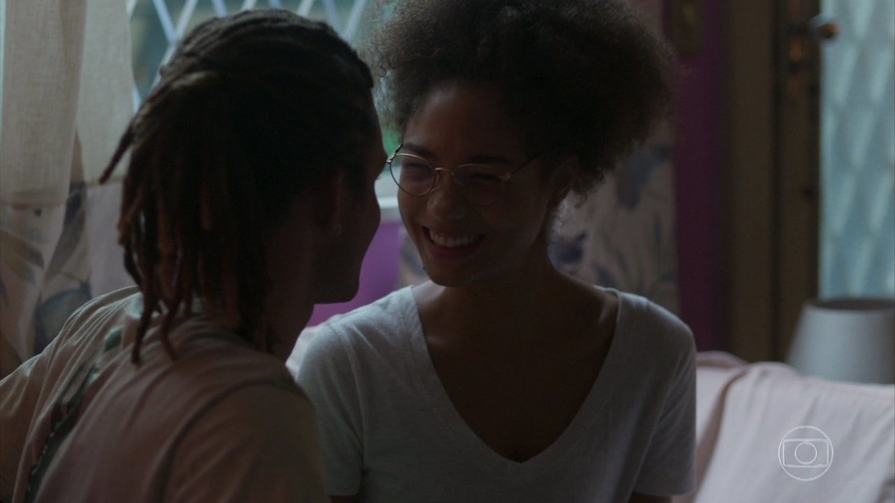 Waguinho (Lucas Leto) e Alice (Bruna Inocencio) em Bom Sucesso