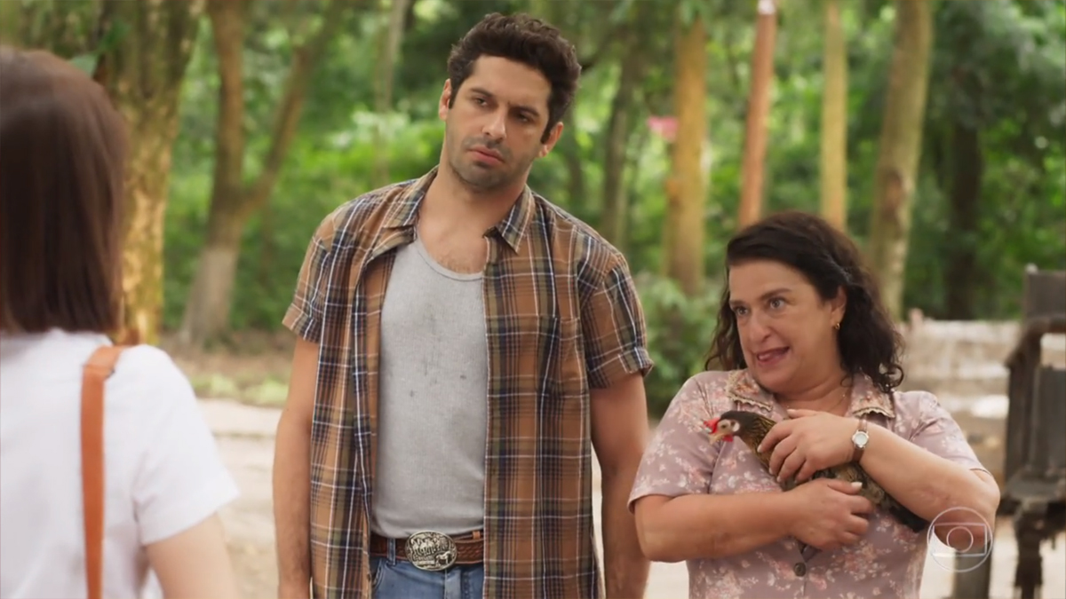 Zezinho (João Baldasserini), Ermelinda (Grace Gianoukas) e Filipa em Salve-se Quem Puder