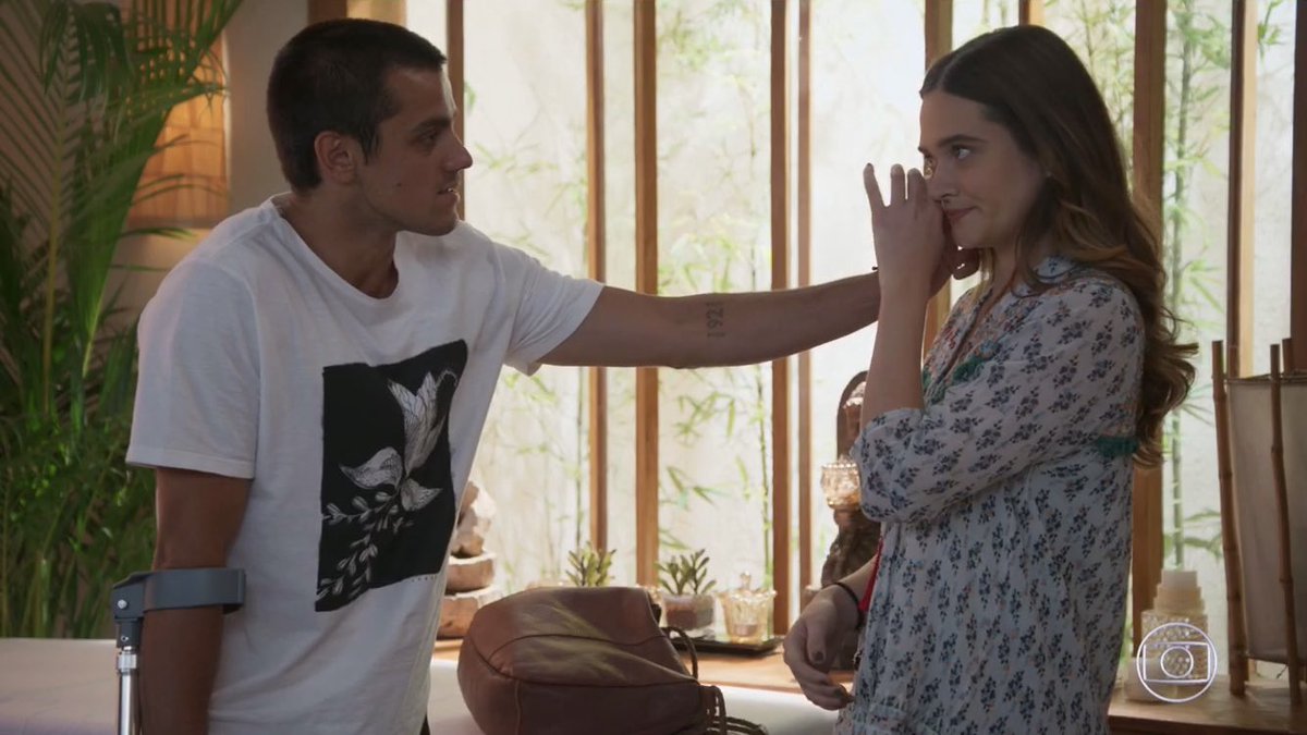 Téo (Felipe Simas) e FionaLuna (Juliana Paiva) em Salve-se Quem Puder