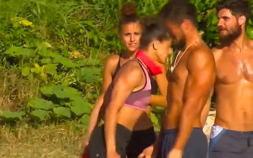 Ana Maria Pal agredindo Andrei Ciobanu na versão romena do reality Survivor