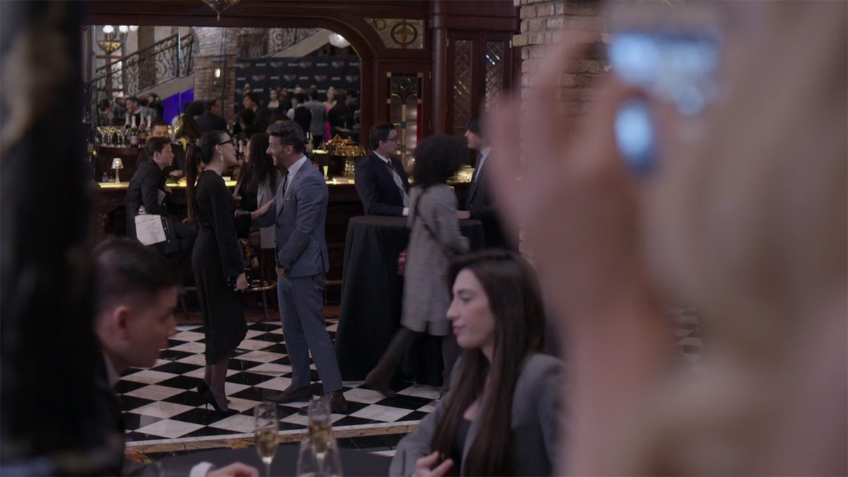 Armando (Erick Elías) conversando com uma outra mulher em Betty, a Feia em NY