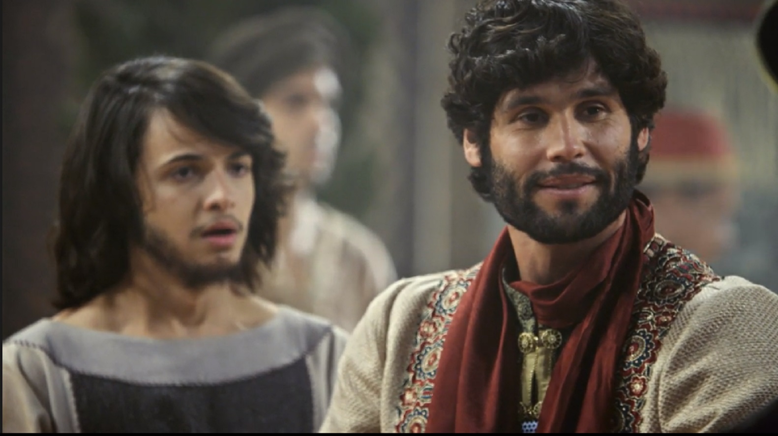 Asher (Dudu Azevedo) anuncia que quer comprar Lior (Eduardo Mello) em O Rico e Lázaro